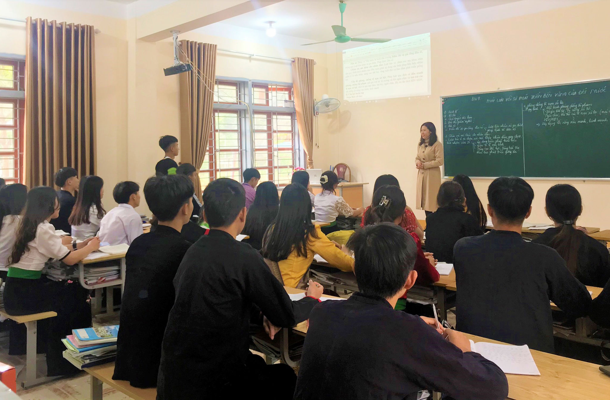 Các em học sinh trường PTDTNT tỉnh Sơn La mặc trang phục dân tộc khi đến lớp 