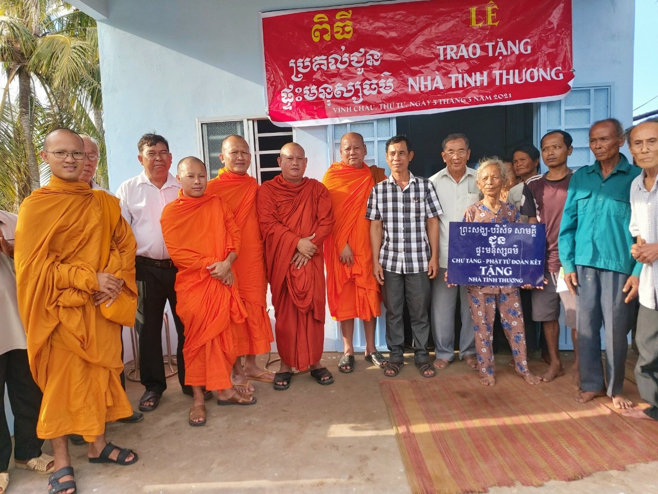 Hội đoàn kết sư sãi yêu nước thị xã Vĩnh Châu và chùa Sê Rây Kandal Trao nhà cho Danh Chiên - ấp Giồng Dú. 