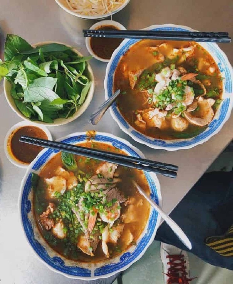 Những tô hủ tiếu sa tế do người Hoa chế biến ngon nức tiếng 