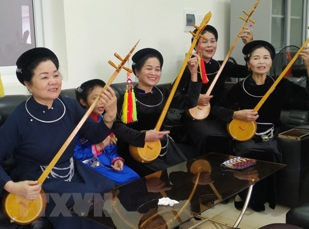 Nghệ sĩ ưu tú Hoàng Kim Tuế (ngoài cùng bên trái) trong một buổi tập hát then đàn tính cùng các nghệ sỹ tỉnh Cao Bằng. (Ảnh: TTXVN phát)