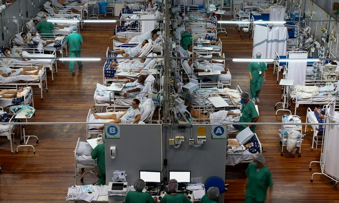 Bệnh nhân COVID-19 được điều trị tại một cơ sở y tế ở  bang Sao Paulo, Brazil.  (Ảnh: AFP/Getty Images)