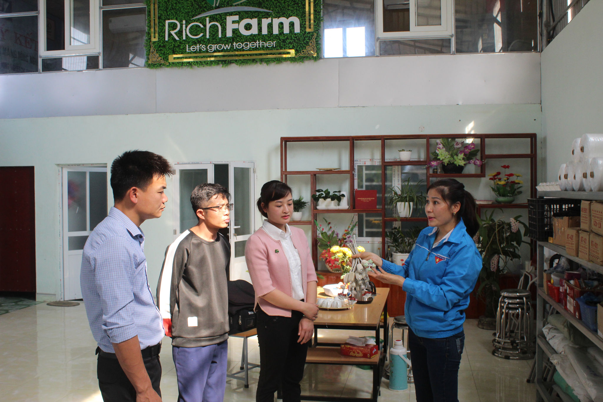 Chị Lê Thị Vân, ở huyện Thọ Xuân đã tạo nên một “đế chế” nông nghiệp sạch mang lại hiệu quả kinh tế cao ở ngay quê nhà. Chị Lê Thị Vân (áo xanh), huyện Thọ Xuân đã tạo nên một “đế chế” nông nghiệp sạch mang lại hiệu quả kinh tế cao ngay tại quê nhà