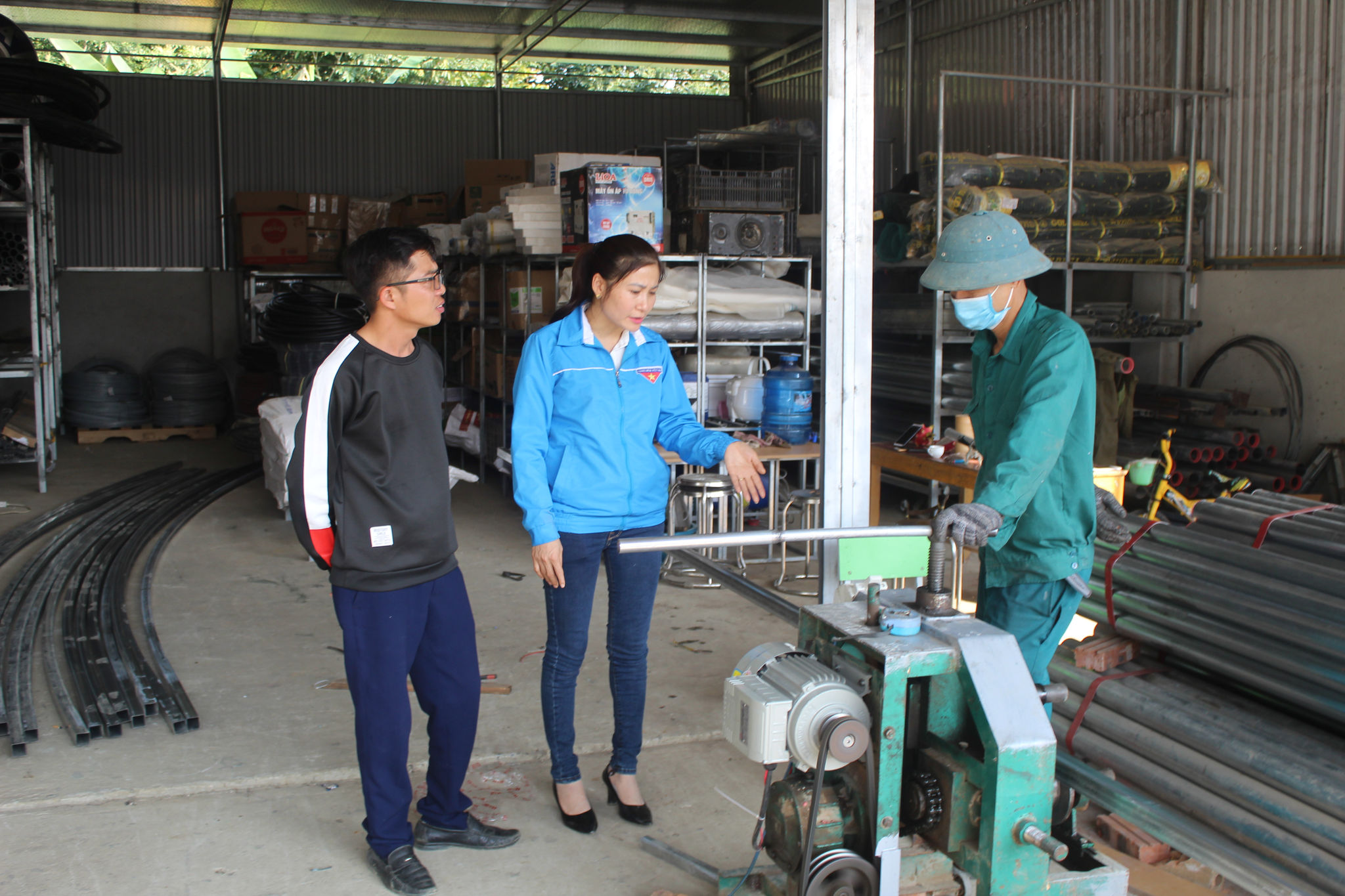 Chị Lê Thị Vân xây dựng thành công mô hình chuyển giao kỹ thuật, cung cấp thiết bị nông nghiệp công nghệ cao với thu nhập đạt 1,2 tỷ đồng/năm. Chị Lê Thị Vân xây dựng thành công mô hình chuyển giao kỹ thuật, cung cấp thiết bị nông nghiệp công nghệ cao với thu nhập đạt 1,2 tỷ đồng/năm.