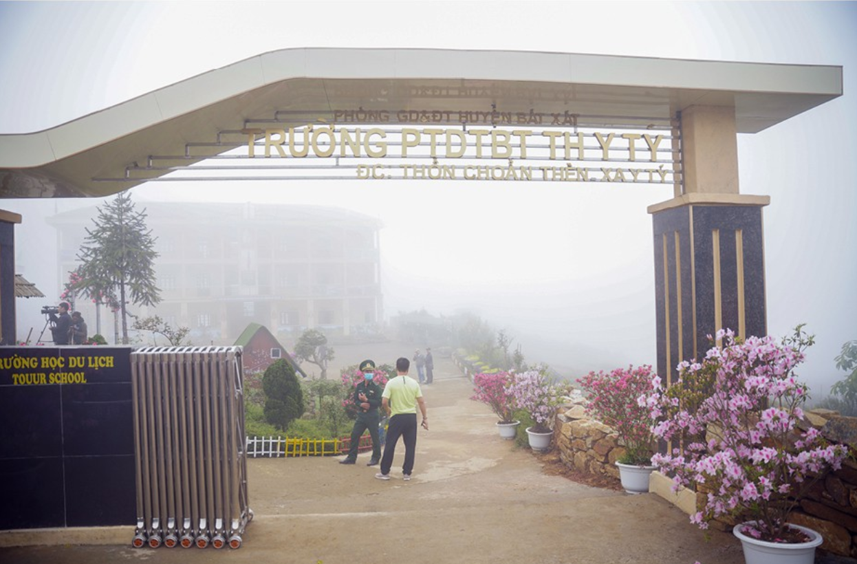 Ngay từ cổng vào, hoa đỗ quyên được đặt hai bên hành lang bung nở rực rỡ Ngay từ cổng vào, hoa đỗ quyên được đặt hai bên hành lang bung nở rực rỡ