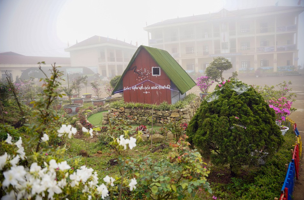 Ngoài hoa đỗ quyên, các mô hình nhà ở của người dân tộc cũng được các thầy cô xây dựng trong khuôn viên trường nhằm giáo dục truyền thống văn hóa cho học sinh Ngoài hoa đỗ quyên, các mô hình nhà ở của người dân tộc cũng được các thầy cô xây dựng trong khuôn viên trường nhằm giáo dục truyền thống văn hóa cho học sinh