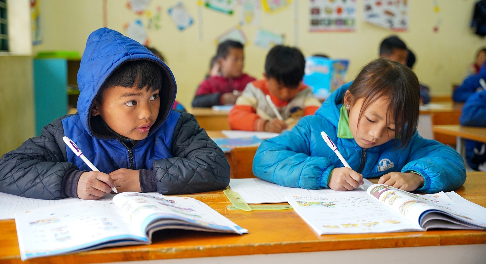 Ngôi trường rực rỡ hoa đỗ quyên nơi biên giới 10