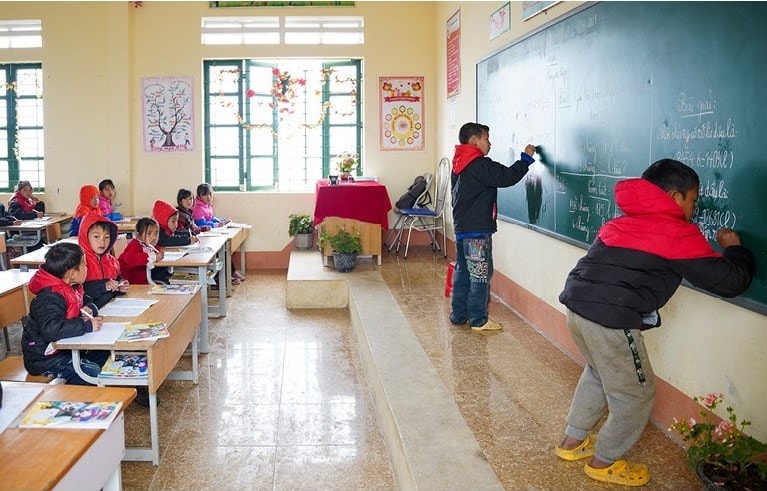 Ngôi trường rực rỡ hoa đỗ quyên nơi biên giới 11