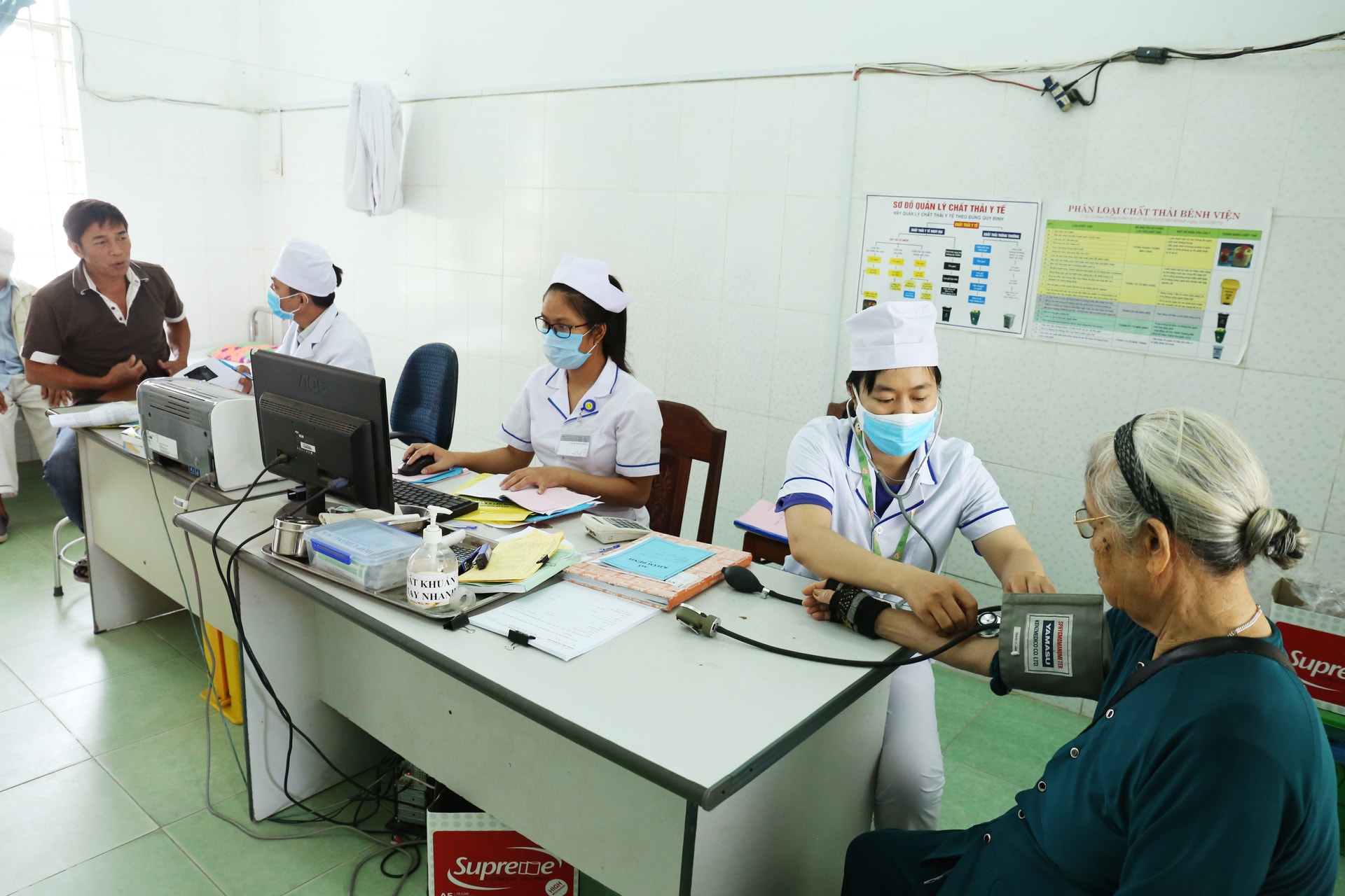 Các y, bác sĩ Trung Tâm Y tế Ninh Sơn khám bệnh bảo hiểm y tế cho Nhân dân.