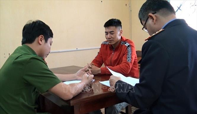 Đối tượng đánh bạc Trần Quốc Tiến tại Cơ quan cảnh sát điều tra. Ảnh: TTXVN 