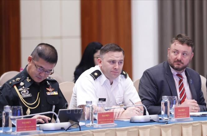 Tùy viên Quốc phòng các nước ASEAN và ASEAN mở rộng tham dự hội nghị tại điểm cầu Hà Nội. Ảnh: Dương Giang/TTXVN