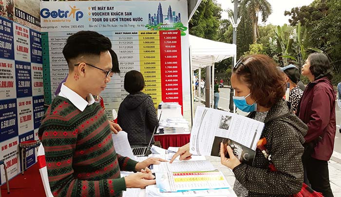 Người dân Thủ đô tiếp cận tour du lịch giảm giá tại lễ hội kích cầu du lịch 2020. Ảnh Lê Nam
