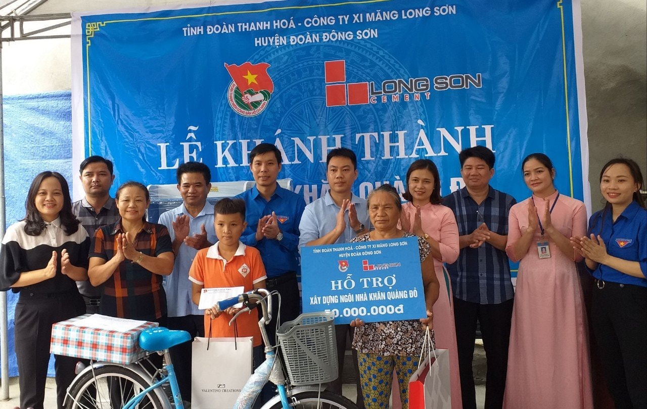 Trong buổi bàn giao nhà, nhiều học sinh còn được tặng quà như sách vỏ, xe đạp và học bổng