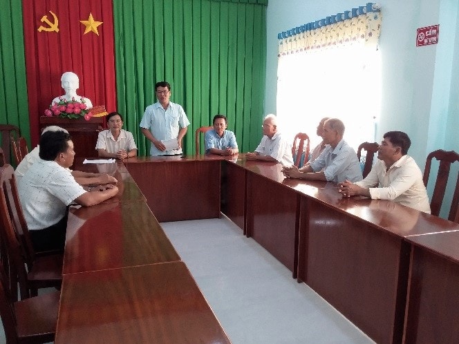 Ông Kiên Ninh, Trưởng Ban Dân tộc thăm, tặng quà Người có uy tín tại xã Ngãi Xuyên, huyện Trà Cú.