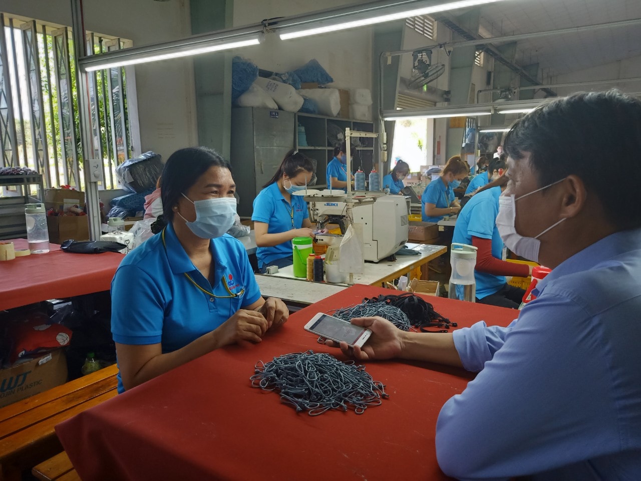 Chị Đào Thị Hà, người dân tộc Châu Ro, Công nhân của công ty Dong In Entech VN, đang chia sẻ với phóng viên về công việc của mình tại công ty Chị Đào Thị Hà, người dân tộc Châu Ro, Công nhân của công ty Dong In Entech VN đã có thu nhập ổn định từ khi vào làm việc