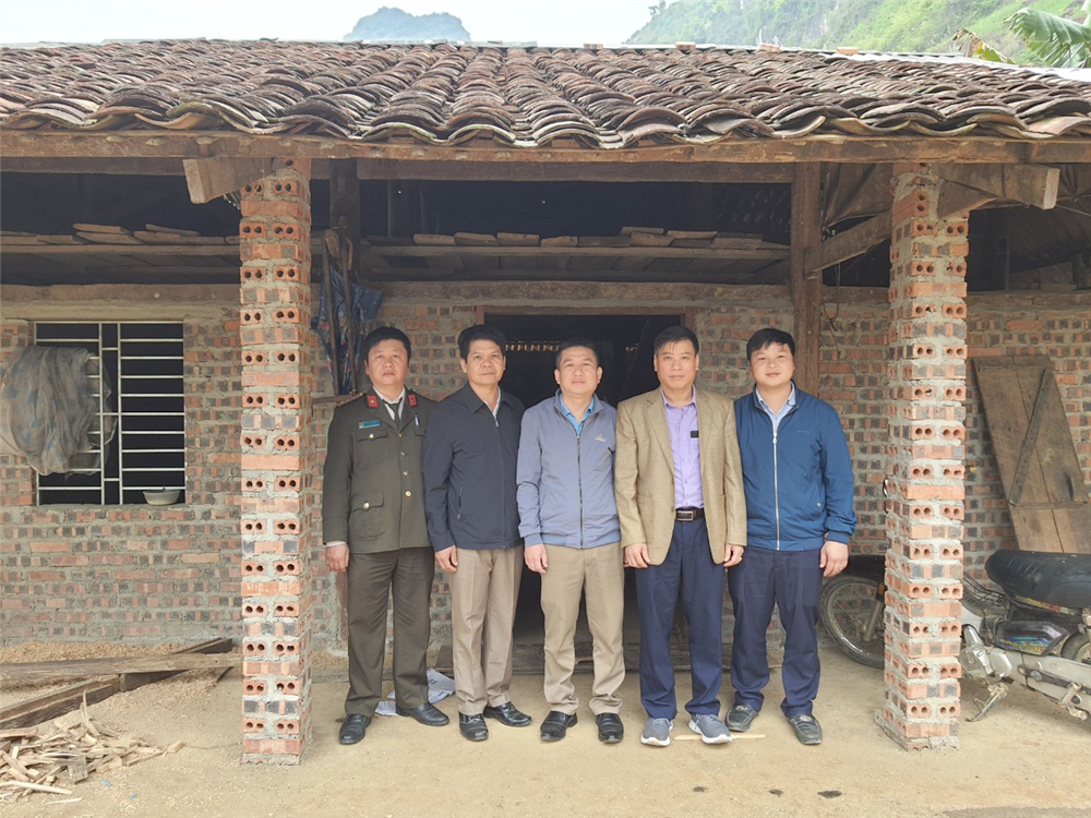 Đoàn công tác kiểm tra việc hỗ trợ xây dựng nhà mới của hộ dân tại xóm Ma Pản, xã Đa Thông. Đoàn công tác kiểm tra việc hỗ trợ xây dựng nhà mới của hộ dân tại xóm Ma Pản, xã Đa Thông.