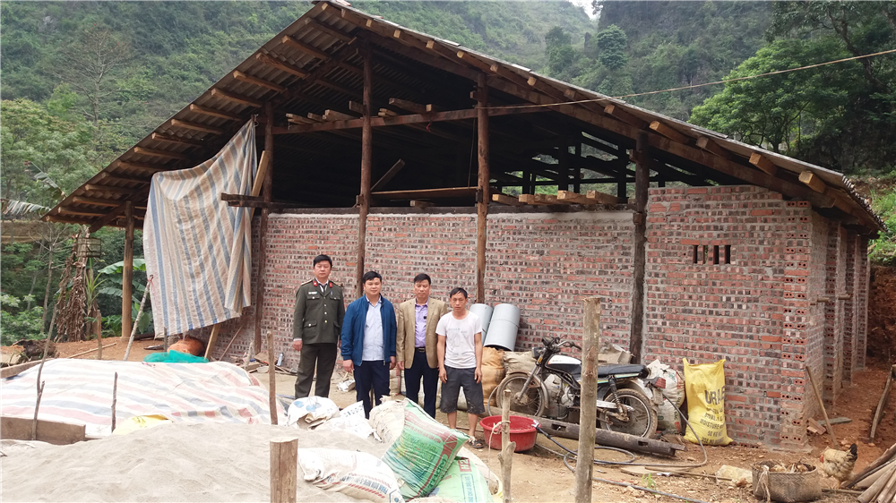 Đoàn công tác kiểm tra việc hỗ trợ xây dựng nhà mới của hộ dân tại xã Đa Thông, huyện Hà Quảng. Đoàn công tác kiểm tra việc hỗ trợ xây dựng nhà mới của hộ dân tại xã Đa Thông, huyện Hà Quảng.