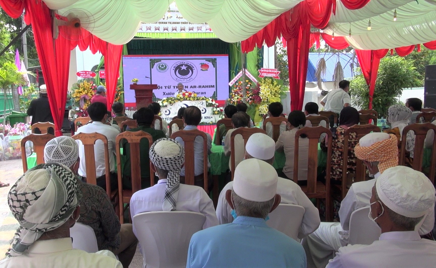 Đông đảo bà con tín đồ cộng đồng Chăm trên địa bàn thị xã Tân Châu đến dự Lễ Ramadan Đông đảo bà con tín đồ cộng đồng Chăm trên địa bàn thị xã Tân Châu đến dự Lễ Ramadan
