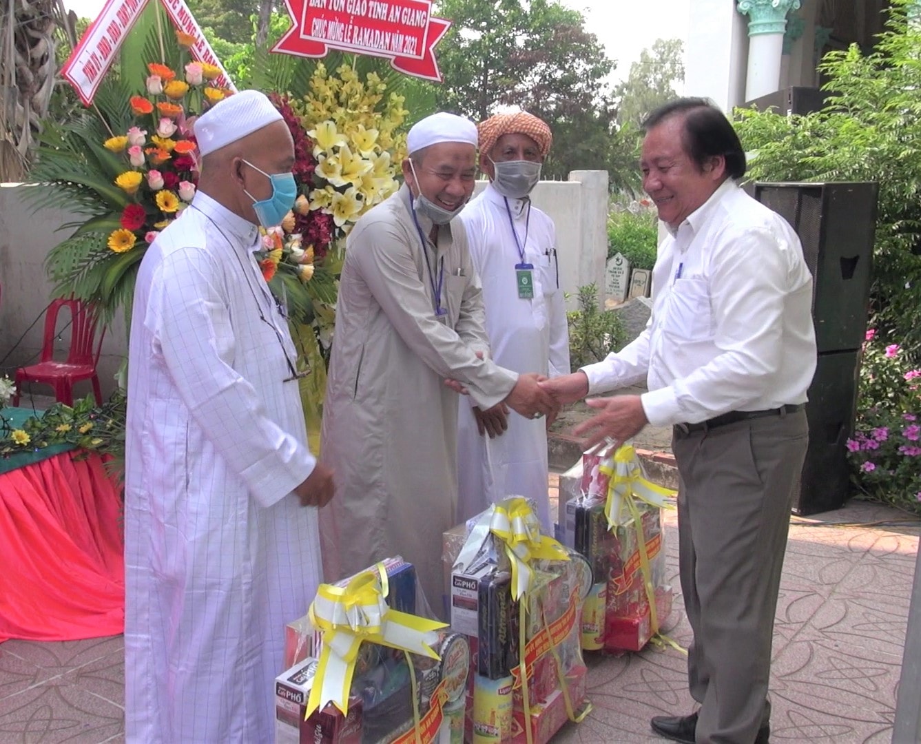 Ông Men Pholly, Trưởng Ban Dân tộc tỉnh An Giang tặng quà chúc mừng tháng Ramadan cho Giáo cả các thánh đường Ông Men Pholly, Trưởng Ban Dân tộc tỉnh An Giang tặng quà chúc mừng tháng Ramadan cho Giáo cả các thánh đường