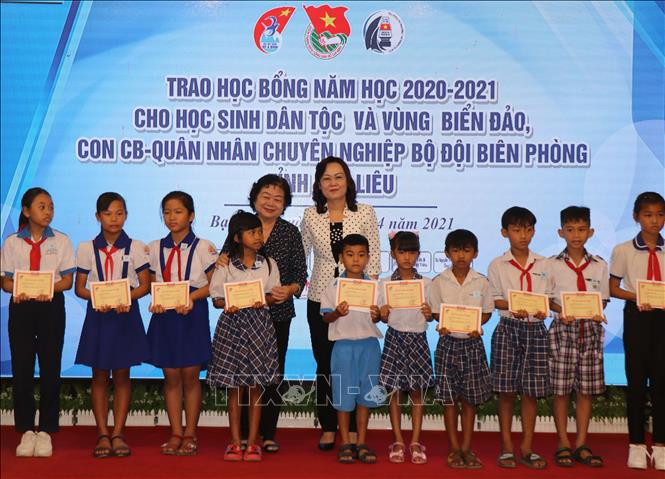 Phó Bí thư Tỉnh ủy, Chủ tịch HĐND tỉnh Bạc Liêu Lê Thị Ái Nam và bà Trương Mỹ Hoa, nguyên Phó Chủ tịch nước, Chủ tịch Quỹ học bổng Vừ A Dính, Chủ nhiệm Câu lạc bộ “Vì Hoàng Sa - Trường Sa thân yêu” trao học bổng cho các em học sinh.
