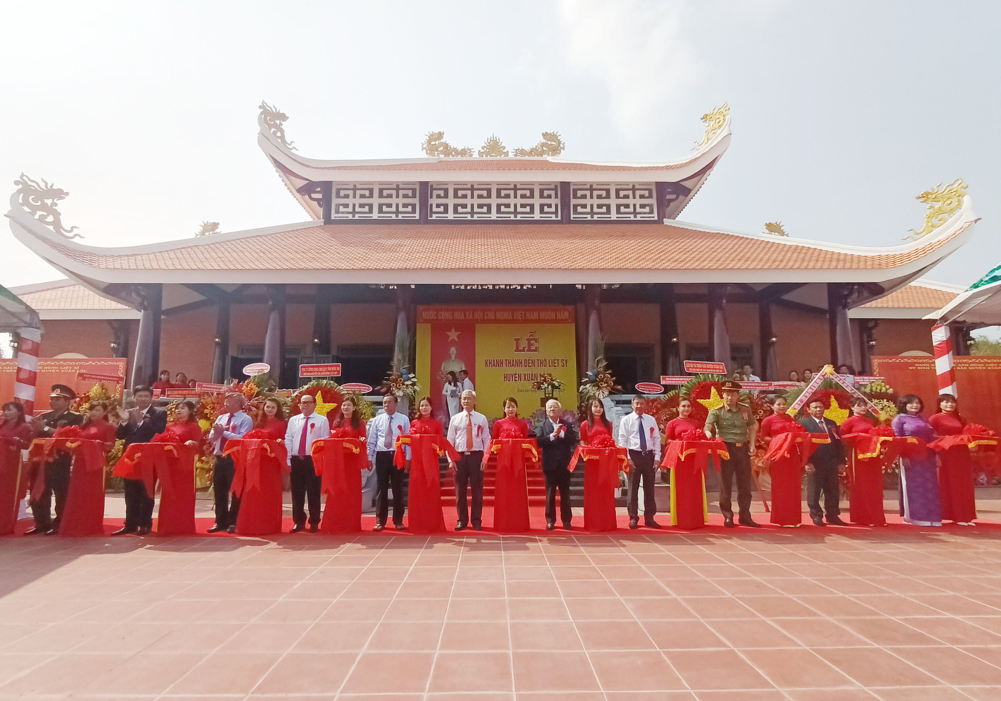Các đồng chí Lãnh đạo tỉnh Đồng Nai, huyện Xuân Lộc cắt băng khánh thành Đền thờ Liệt sỹ huyện Xuân Lộc 