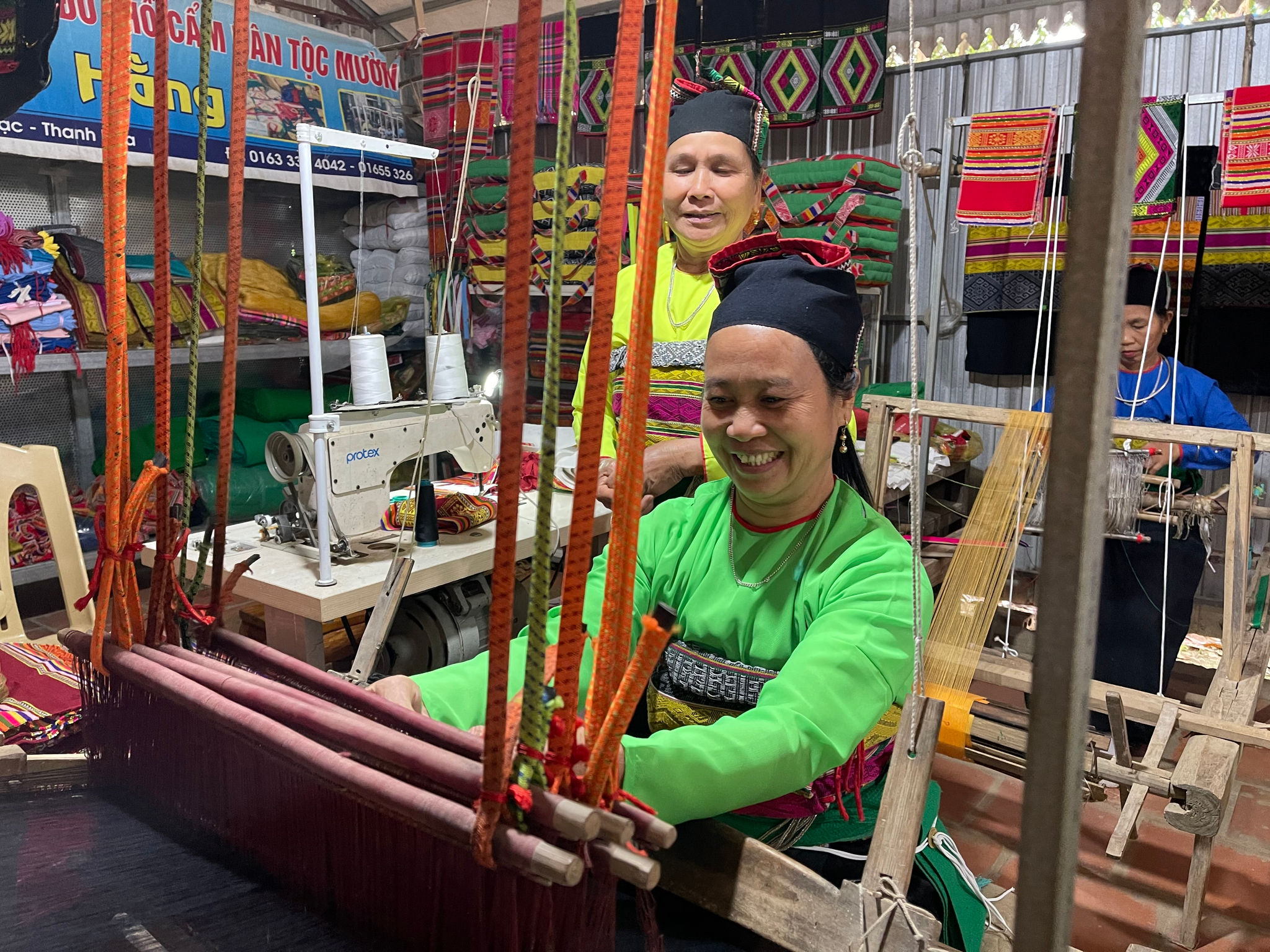 Bà Phạm Thị Bảo bên khung dệt thổ cẩm
