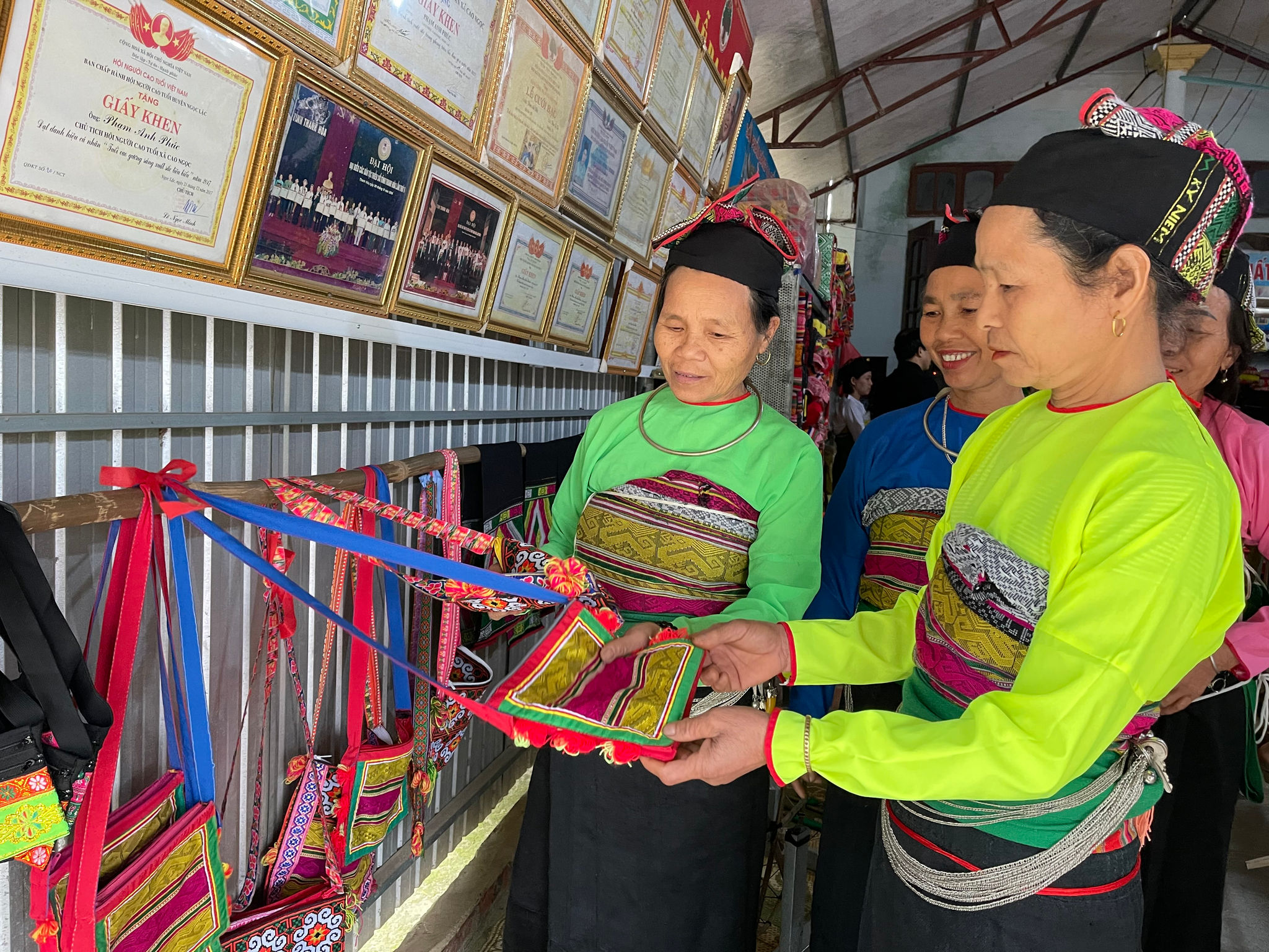 Bà Phạm Thị Bảo kiểm tra kỹ lượng chất lượng sản phẩm sau khi hoàn thành
