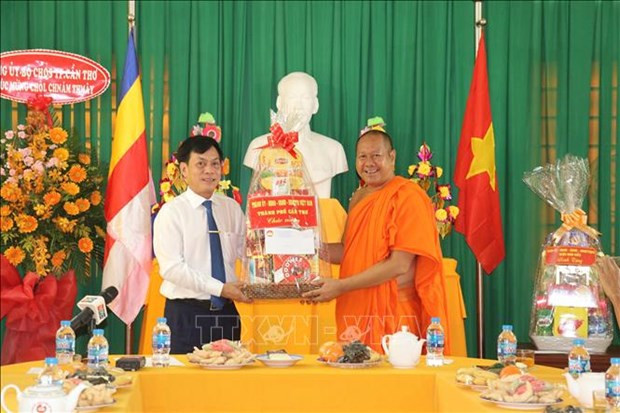 Ông Nguyễn Ngọc Hè, Phó Chủ tịch UBND thành phố Cần Thơ, tặng quà cho Hội Đoàn kết Sư sãi thành phố Cần Thơ. Ảnh: Ngọc Thiện- TTXVN. Ông Nguyễn Ngọc Hè, Phó Chủ tịch UBND thành phố Cần Thơ, tặng quà cho Hội Đoàn kết Sư sãi thành phố Cần Thơ. Ảnh: Ngọc Thiện- TTXVN.