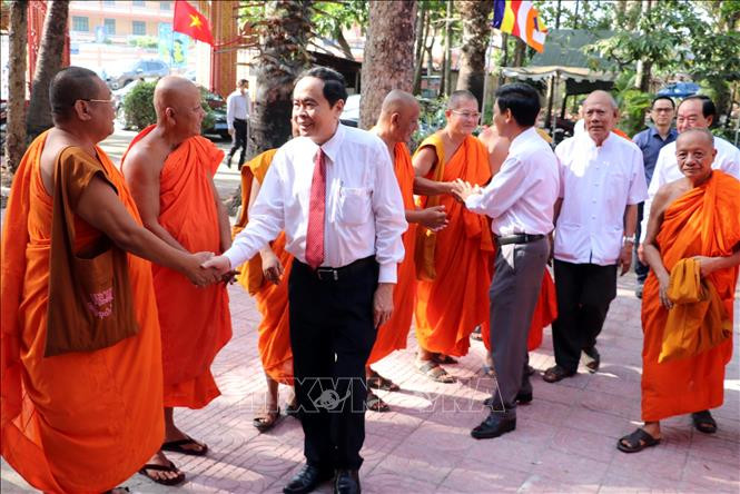 Đồng chí Trần Thanh Mẫn chúc Tết các vị hòa thượng, thượng tọa trong Hội Đoàn kết sư sãi yêu nước tỉnh Sóc Trăng.