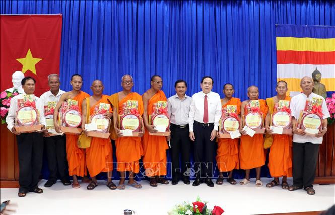 Đồng chí Trần Thanh Mẫn tặng quà các vị hòa thượng, thượng tọa trong hội Đoàn kết sư sãi yêu nước tỉnh Sóc Trăng. 
