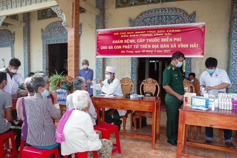 Quân y Biên phòng khám bệnh, cấp thuốc miễn phí cho bà con Khmer nghèo xã Vĩnh Hải. Quân y Biên phòng khám bệnh, cấp thuốc miễn phí cho bà con Khmer nghèo xã Vĩnh Hải.