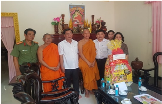 Đại diện lãnh đạo UBND tỉnh Trà Vinh cùng đại diện lãnh đạo Công an tỉnh, Ban Dân tộc tỉnh đến thăm tặng quà cho các nhà sư của Chùa Ret Mol,  ấp Kim Câu, xã Kim Hòa, huyện Cầu Ngang