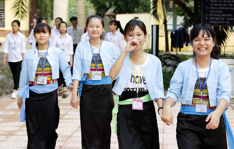 Các em học sinh DTTN huyện Ba Vì (Hà Nội) trong trang phục truyền thống của dân tộc Mường