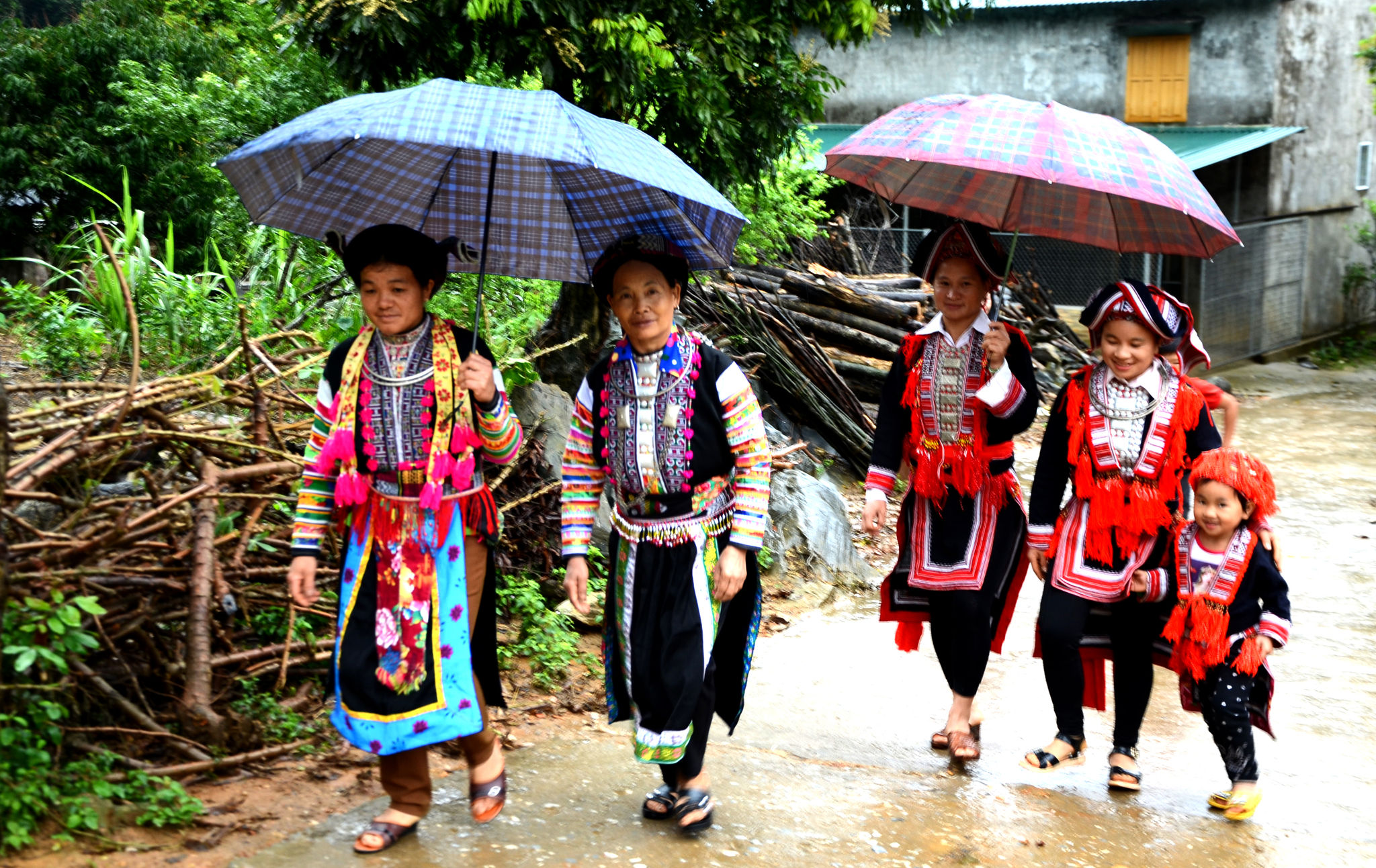Người Dao ở Cổng Đá vẫn bảo tồn tốt trang phục truyền thống của dân tộc mình.