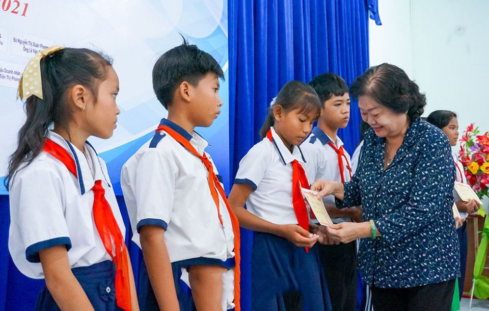 Các em học sinh Cà Mau đón nhận học bổng do nguyên Phó Chủ tịch nước Trương Mỹ Hoa, Chủ tịch Quỹ học bổng Vừ A Dính trao tặng.