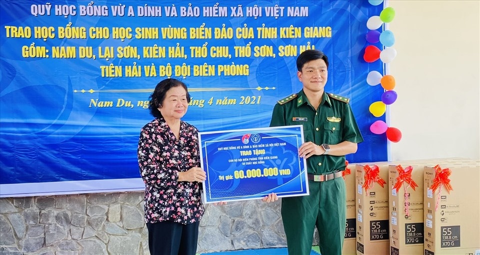nguyên Phó Chủ tịch nước Trương Mỹ Hoa, Chủ tịch Quỹ học bổng Vừ A Dính 