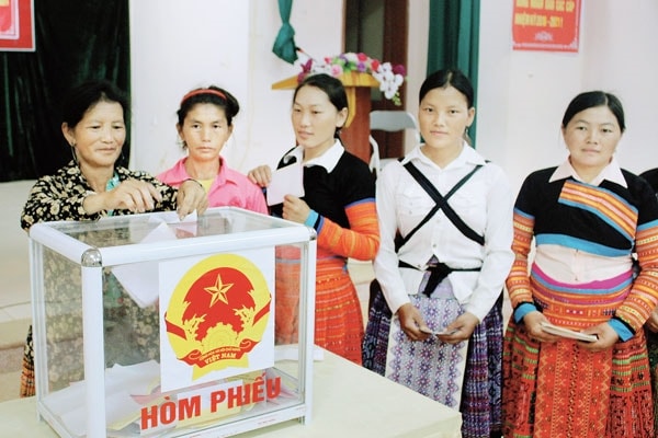 Người dân tỉnh Sơn La thực hiện quyền bầu cử tại cuộc bầu cử ĐBQH khóa XIV. (Ảnh: NT). Người dân tỉnh Sơn La thực hiện quyền bầu cử tại cuộc bầu cử ĐBQH khóa XIV. (Ảnh: NT).
