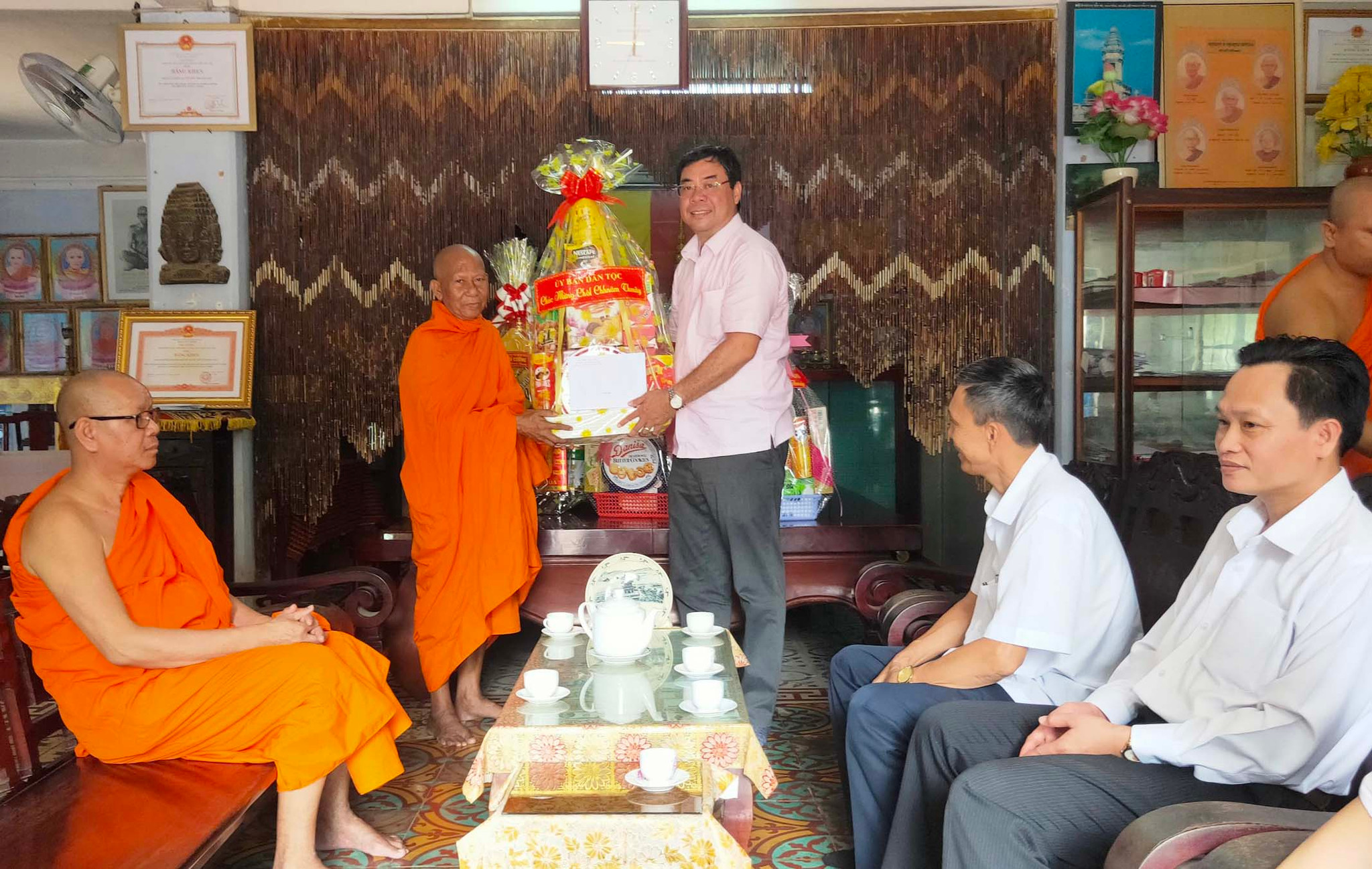Ông Tào Việt Thắng tặng quà Hoà thượng Thạch Sok Xane, Hội trưởng Hội Đoàn kế sư sãi yêu nước tỉnh Trà Vinh