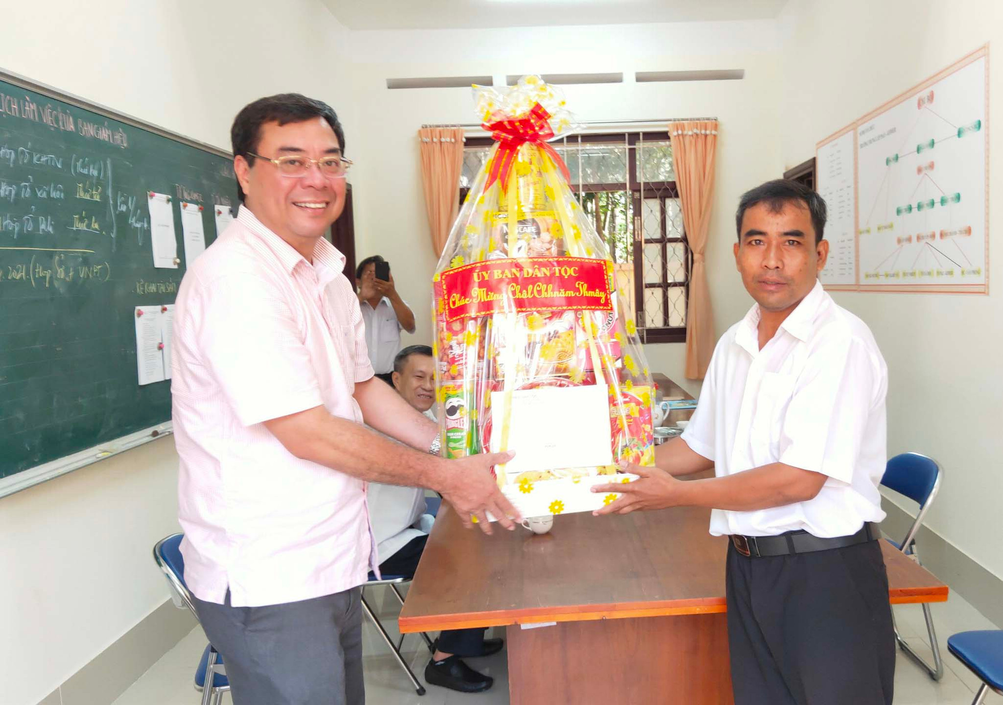 Ông Tào Việt Thắng tặng quà cho Ban giám hiệu trường phổ Dân tộc Nội trú tỉnh Trà Vinh