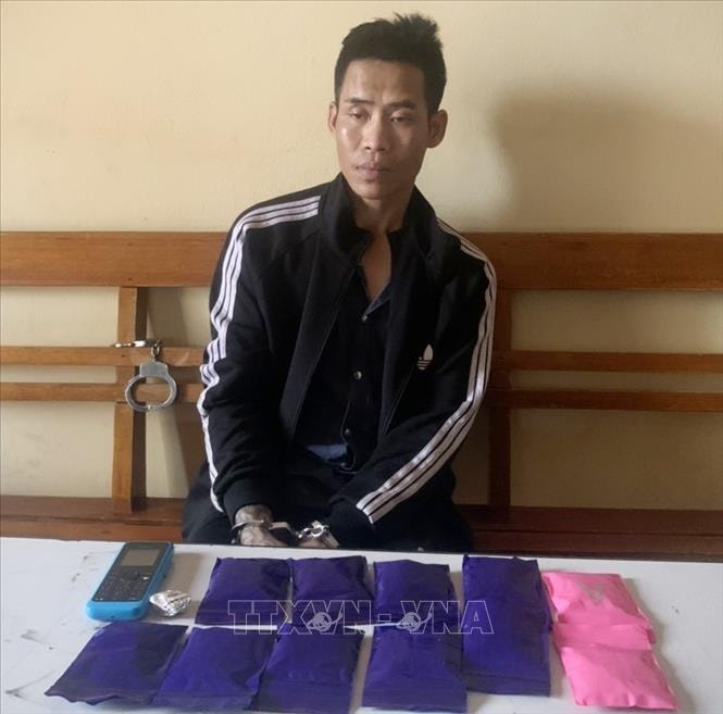 Đối tượng Hà Văn Thăng cùng tang vật. Ảnh: TTXVN phát Đối tượng Hà Văn Thăng cùng tang vật. Ảnh: TTXVN phát