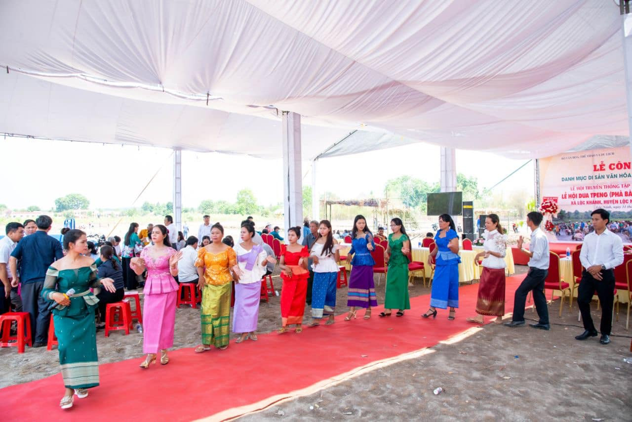 Văn nghệ chào mừng Lễ hội Phá Bàu của đồng bào Khmer
