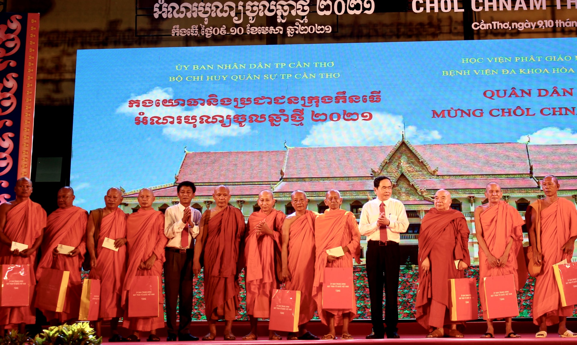 Ông Trần Thanh Mẫn Ủy viên Bộ Chính trị, Phó Chủ tịch thường trực Quốc hội, Chủ tịch Ủy ban TƯ MTTQVN (thứ tư từ phải qua), và ông Lâm Văn Mẫn Ủy viên ban chấp hành TƯ Đảng, Bí Thư Tỉnh ủy Sóc Trăng trao quà đến các vị tăng sư Ông Trần Thanh Mẫn Ủy viên Bộ Chính trị, Phó Chủ tịch thường trực Quốc hội, Chủ tịch Ủy ban TƯ MTTQVN (thứ tư từ phải qua), và ông Lâm Văn Mẫn Ủy viên ban chấp hành TƯ Đảng, Bí Thư Tỉnh ủy Sóc Trăng trao quà đến các vị tăng sư