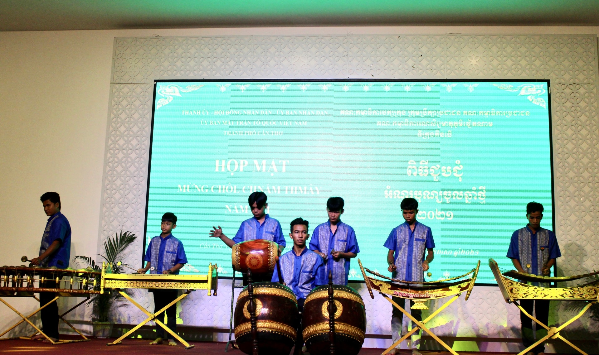 Một tiết mục biểu diễn âm nhạc dân tộc mừng Tết cổ truyền của đồng bào Khmer Một tiết mục biểu diễn âm nhạc dân tộc mừng Tết cổ truyền của đồng bào Khmer