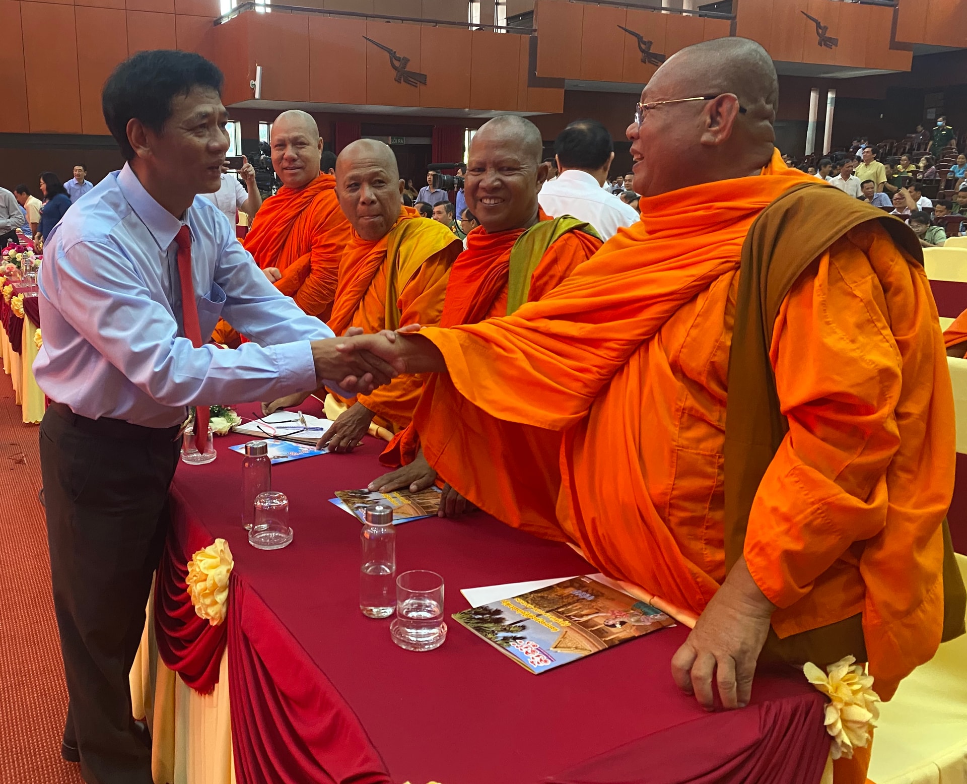 Ông Lâm Văn Mẫn, Bí thư Tỉnh ủy tỉnh Sóc Trăng thăm hỏi ân cần các vị sư sãi đến dự họp mặt Ông Lâm Văn Mẫn, Bí thư Tỉnh ủy tỉnh Sóc Trăng thăm hỏi ân cần các vị sư sãi đến dự họp mặt
