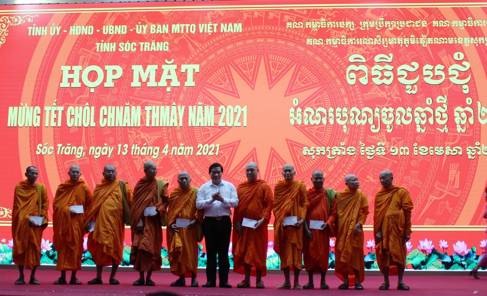 Ông Hà Ngọc Chiến, Chủ tịch Hội đồng Dân tộc của Quốc hội trao quà cho các vị sư sãi trong Hội đoàn kết sư sãi yêu nước tỉnh Ông Hà Ngọc Chiến, Chủ tịch Hội đồng Dân tộc của Quốc hội trao quà cho các vị sư sãi trong Hội đoàn kết sư sãi yêu nước tỉnh