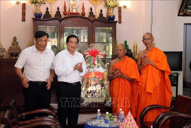 Đoàn công tác tặng quà cho Hội Đoàn kết sư sãi yêu nước tỉnh Trà Vinh.
