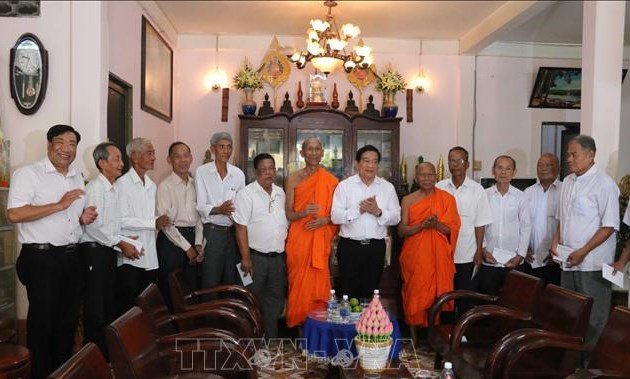 Đoàn công tác tặng quà cho các vị Hòa thượng, các vị A char, Ban quản trị chùa Âng và chùa Kompong. Ảnh: Thanh Hòa/TTXVN
