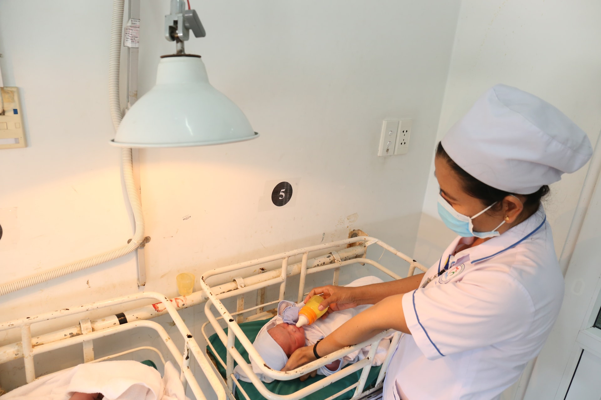 Cán bộ y tế Bệnh viện Đa khoa tỉnh chăm sóc sức khỏe trẻ sơ sinh Cán bộ y tế Bệnh viện Đa khoa tỉnh chăm sóc sức khỏe trẻ sơ sinh