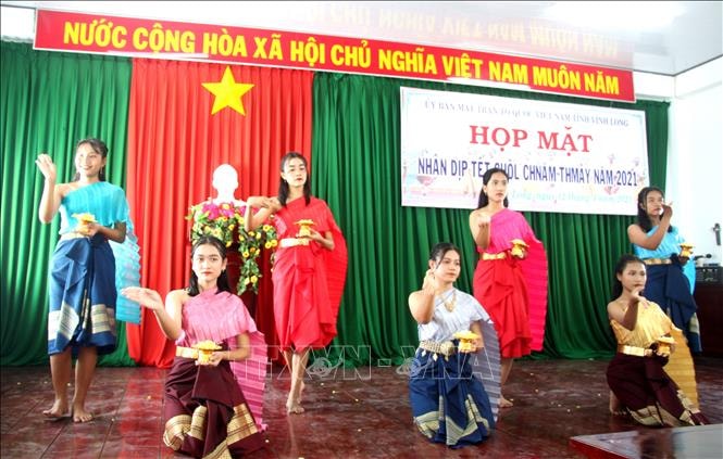 Tiết mục múa Chúc mừng do các học sinh Trường Trung học Phổ thông dân tộc nội trú tỉnh Vĩnh Long tại buổi họp mặt nhân dịp Tết Chol Chnam Thmay. Ảnh: Lê Thúy Hằng/TTXVN