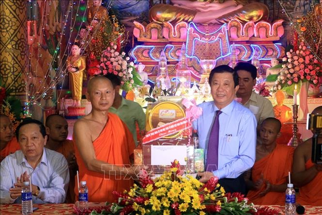 Phó Bí thư Thường trực Tỉnh ủy Vĩnh Long Bùi Văn Nghiêm tặng quà, chúc Tết cho Thượng tọa Sơn Ngọc Huynh, Chủ tịch Hội đoàn kết sư sãi yêu nước tỉnh Vĩnh Long, trụ trì chùa Hạnh Phúc Tăng. Ảnh: Phạm Minh Tuấn/TTXVN