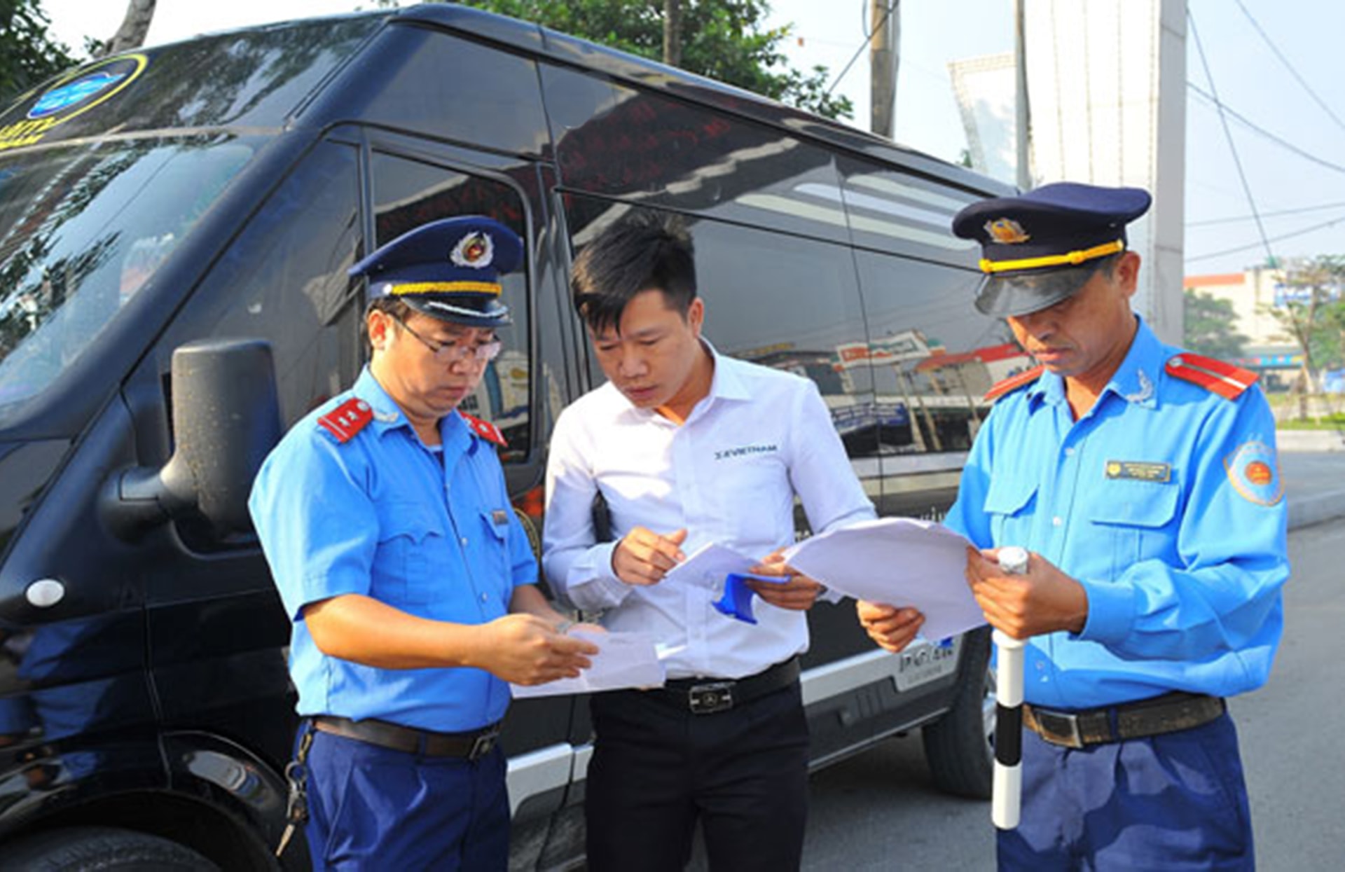 Tăng cường kiểm tra để siết chặt quản lý hoạt động kinh doanh vận tải hành khách bằng xe ô tô.
